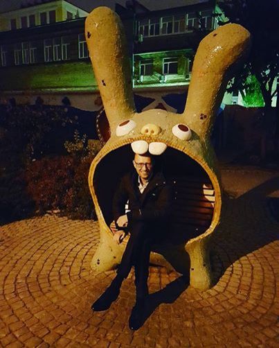 Аваков затролил Яценюка фотографией на лавочке-«кролике»