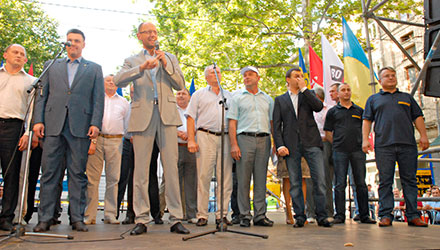 Арсений Яценюк и Олег Тягнибок высадились в Николаеве с десантом оппозиции