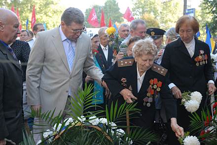 Школьники возложили цветы к памятнику Герою Советского Союза Викт…