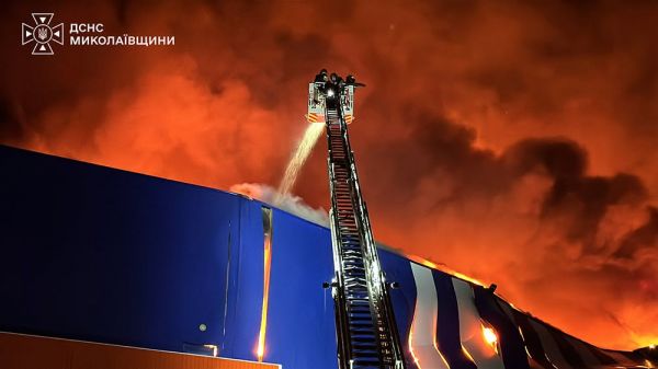 Російські удари по Миколаєву: руйнування торгового центру та використання пожежних роботів